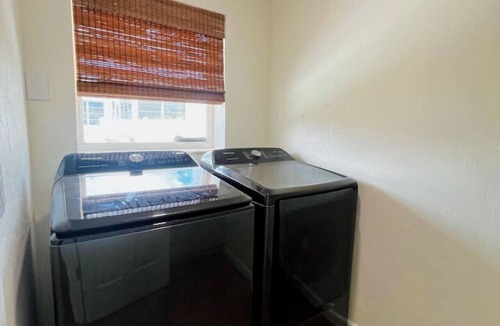 Laurel Apartment | Waterfront duplex, walk to the beach