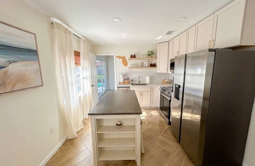 Laurel Apartment | Waterfront duplex, walk to the beach