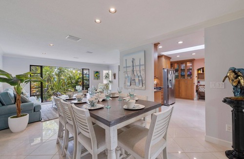 Anona House | Waterfront Escape ~ 8 min to Indian Rocks Beach ~ Dolphin & Manatee Sightings