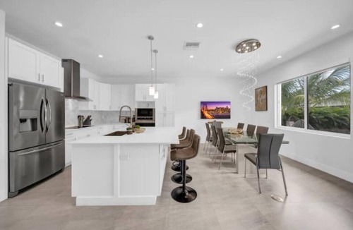 Golden Glades Villa | Waterfront Estate 7BR Heated pool Spa BBQ Basketball