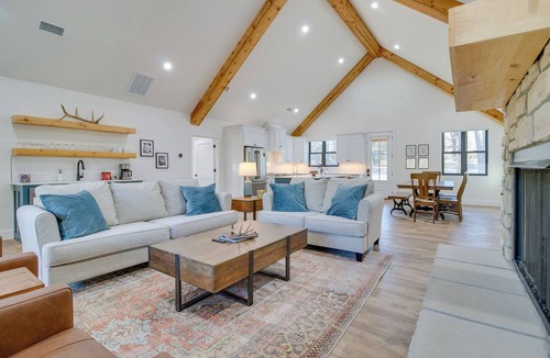 Gassville Cottage | Waterfront Flippin Retreat w/White River Access!