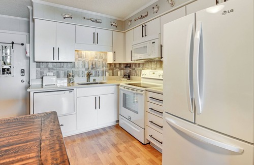 Gulf Stream Estates Condo | Waterfront Gem w/Balcony in Garden City