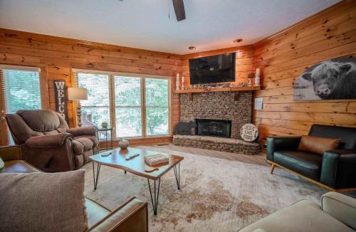 East Ellijay House | Waterfront Getaway:Hot Tub Fire Pit Near Ellijay