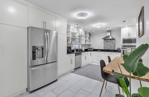 Bay Crest Park House | Waterfront, Kayaks, Paddle Board, Heated Pool, Hot Tub, 6BR