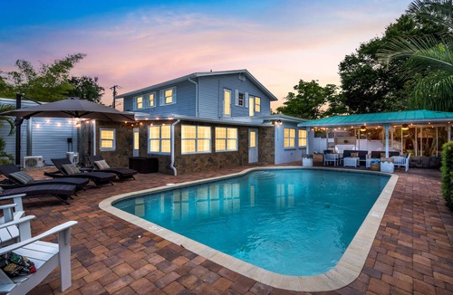 Bay Crest Park House | Waterfront, Kayaks, Paddle Board, Heated Pool, Hot Tub, 6BR