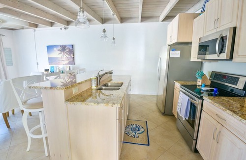 Key Colony Beach House | WATERFRONT Key Colony Beach Retreat 37’ Dock Cabana Club- Kayak & Bikes- Parking