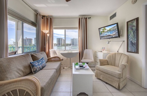 Bay Esplanade Condo | Waterfront King Suite