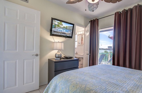 Bay Esplanade Condo | Waterfront King Suite