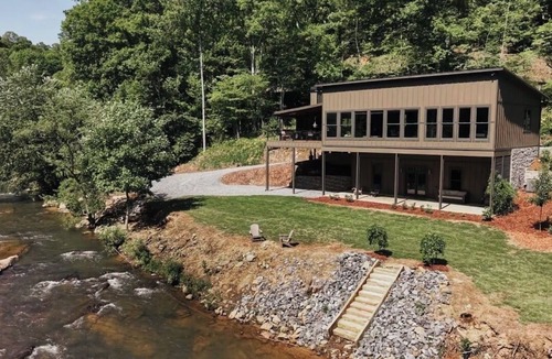 McCaysville Cabin | Waterfront Luxury with Hot Tub and Sauna on Fightingtown Creek