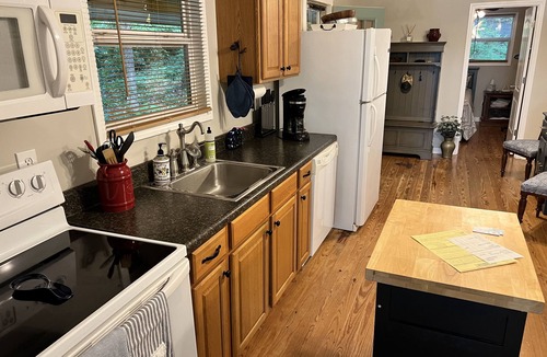 Groveoak House | Waterfront oasis perfect for couples or fishermen.
