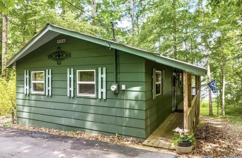 Groveoak House | Waterfront oasis perfect for couples or fishermen.
