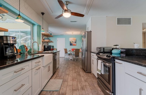 Yacht Club House | Waterfront! Oversize Corner Yard, Dock w/lift, Pool - Villa Tropical Calusa - Roelens