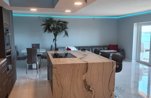 Pinellas Point Condo | WATERFRONT PENTHOUSE 2BD/2BA Skyway Suite 5 Min to DOWNTOWN LIVE MUSIC & BEACHES