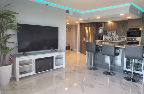 Pinellas Point Condo | WATERFRONT PENTHOUSE 2BD/2BA Skyway Suite 5 Min to DOWNTOWN LIVE MUSIC & BEACHES