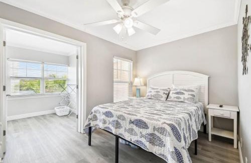 Indian Shores Apartment | Waterfront Resort-Style Condo 3 Min to Beach!