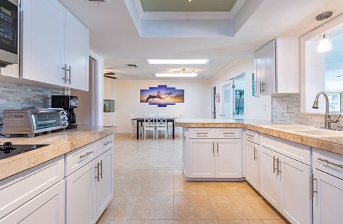 Bay Crest Park House | WATERFRONT RESORT! ON TAMPA BAY WITH SALT HEATED POOL KAYAKS & PADDLEBOARDS 5BDR