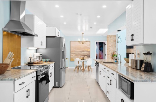 Coral Ridge Isles House | Waterfront Retreat, Heated Pool* 6 bedrooms, arcade