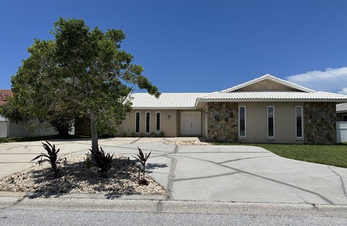 Flor-a-mar House | Waterfront Retreat with Pool & Dock in Charming New Port Richey