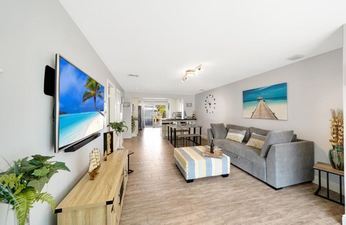 Melaleuca Gardens House | Waterfront Retreat Home Dania Beach