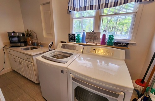 Crystal River House | WATERFRONT Sleeps 12!