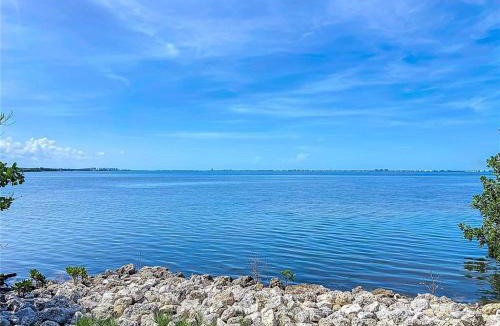 Bayshore Gardens House | Waterfront Villa 3BD 3BA Townhome Side B Bring Your Boat