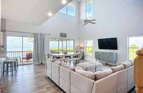 Bayshore Gardens House | Waterfront Villa 3BD 3BA Townhome Side B Bring Your Boat