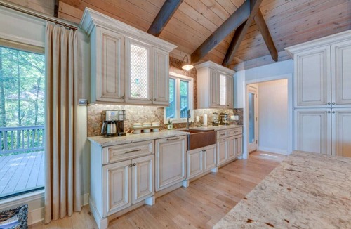 Sherrills Ford House | Waterfront w/Dock | Boat | Kayaks | Gym | Pets OK