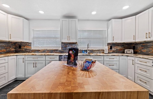 Port Richey House | Waterfront with Pool, Ping Pong table, 3 Kayaks, Fishing Pier, Private Access to the Gulf