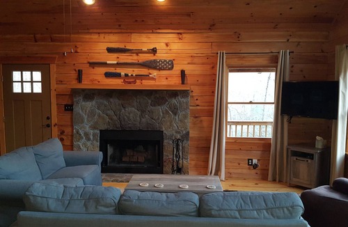 Murrayville Cabin | WATERSIDE CABIN on river/13 acres. Hot-tub. Near wineries, weddings & more
