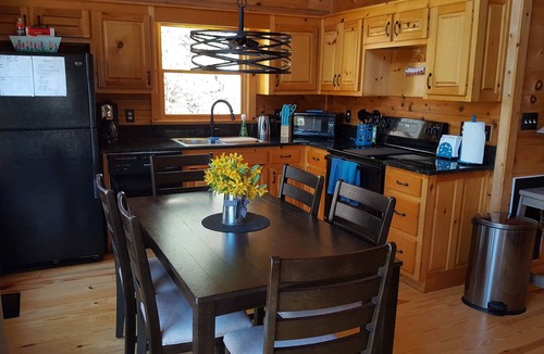Murrayville Cabin | WATERSIDE CABIN on river/13 acres. Hot-tub. Near wineries, weddings & more