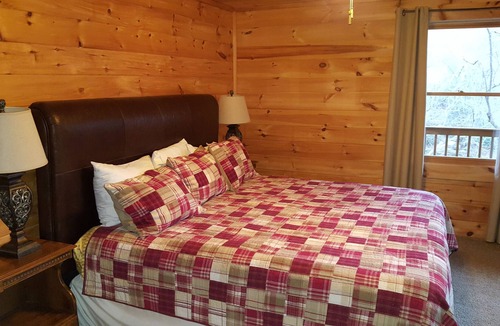 Murrayville Cabin | WATERSIDE CABIN on river/13 acres. Hot-tub. Near wineries, weddings & more