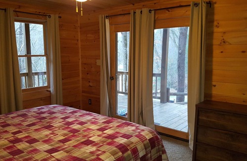 Murrayville Cabin | WATERSIDE CABIN on river/13 acres. Hot-tub. Near wineries, weddings & more