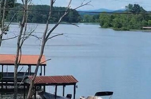 Kingston House | Watts Bar Lake The Thomas House 2489 River Rd. Kingston TN 37763