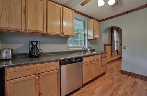 Lookout Valley Neighborhood Association House | Wauhatchie Blue Pool House with Private Spa