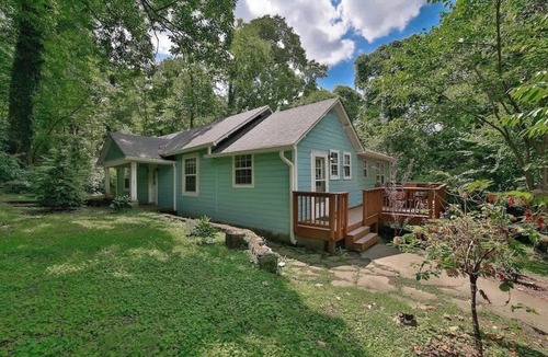 Lookout Valley Neighborhood Association House | Wauhatchie Blue Pool House with Private Spa