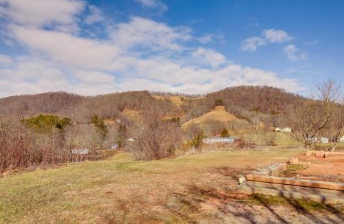 Waynesville Apartment | Waynesville Studio w/Fire Pit & Mountain Views!