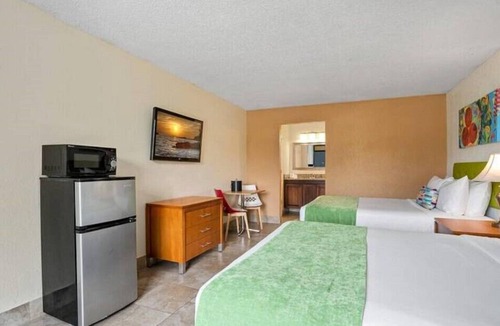 Historic Downtown Kissimmee Hotel | Weekend Getaway Room w 2 DBL Beds in the Entertainment District