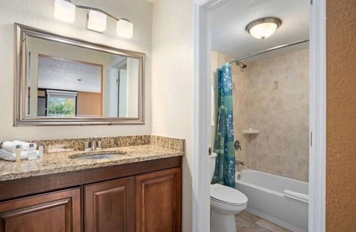 Historic Downtown Kissimmee Hotel | Weekend Getaway Room w 2 DBL Beds in the Entertainment District