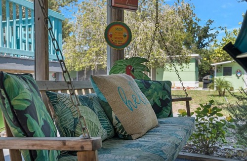 Weeki Wachee Gardens House | Weeki Mermaid Retreat w/Kayaks SUPs Hammock Games