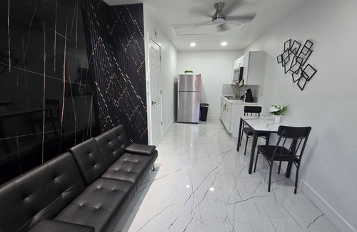 Spring Hill Apartment | Weeki Wachee Mermaids small suite