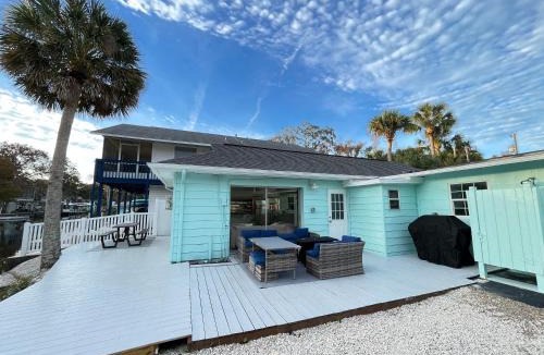 Weeki Wachee Gardens House | Weeki Wachee Retreat Canal home with hot tub kayaks canoe and boat with trolling motor included
