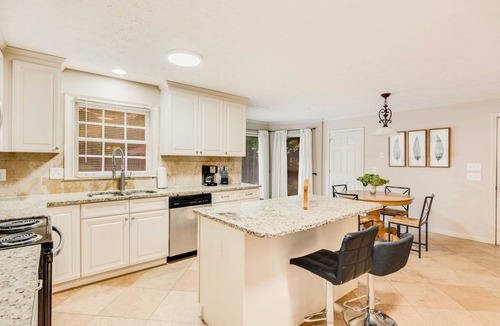 Conyers House | WEEKLY MONTHLY DISCOUNTnHuge Cheerful 4BR Modern home with private pool