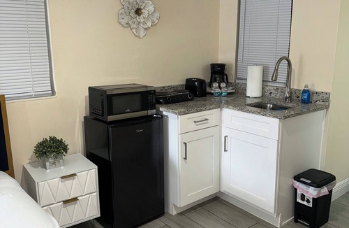Pinecrest West Park Apartment | Welcome to our charming studio, perfectly located near Tampa Bay's attractions.