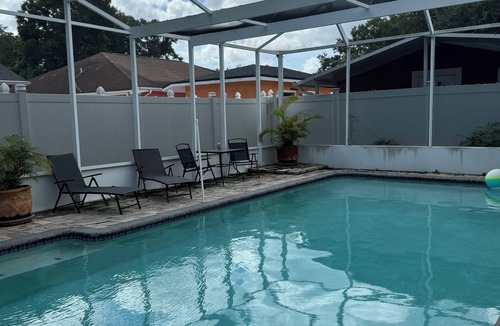 Pinecrest West Park Apartment | Welcome to our charming studio, perfectly located near Tampa Bay's attractions.