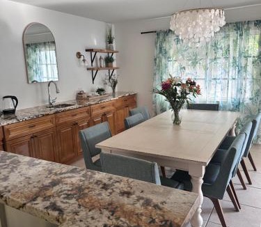 Tropic Palms House | Welcome to the Leaf House