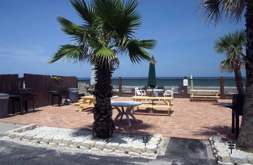 Bostwick Park Resort | Welcome to The Sea Dip Beach Resort located in Daytona Beach! Beach Access Open!