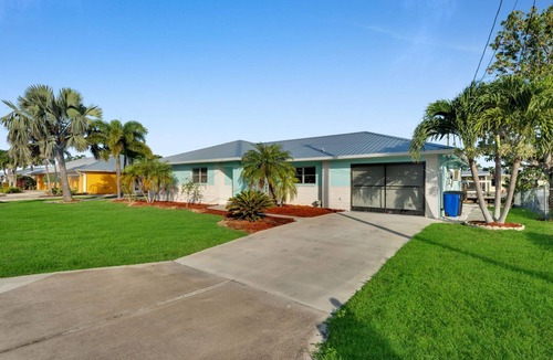 Matlacha House | Welcoming 3-bedroom new house, pool table& dock!