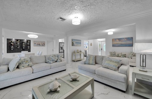 Matlacha House | Welcoming 3-bedroom new house, pool table& dock!