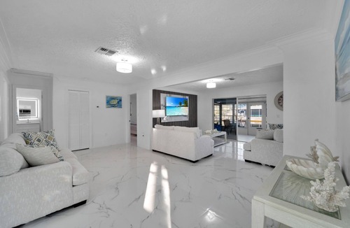 Matlacha House | Welcoming 3-bedroom new house, pool table& dock!