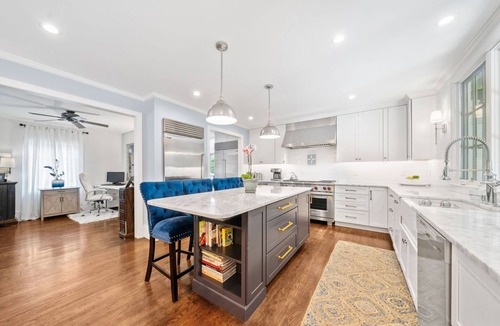 Lindridge-Martin Manor House | Welcoming Family Oasis I Fenced I Jacuzzi I Chef’s Kitchen